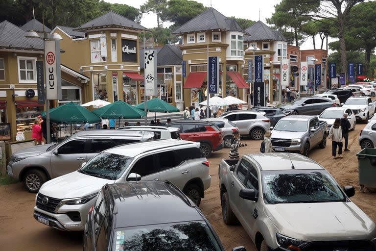 Vehículos por todos lados, este fin de semana extralargo en Cariló está marcado por la llegada de muchos propietarios de las residencias de esa playa bonaerense