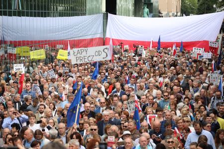 Opponents of the judicial reform protest outside the Supreme Court building, in Warsaw, Poland July 4, 2018. Agencja Gazeta/Slawomir Kaminski via REUTERS