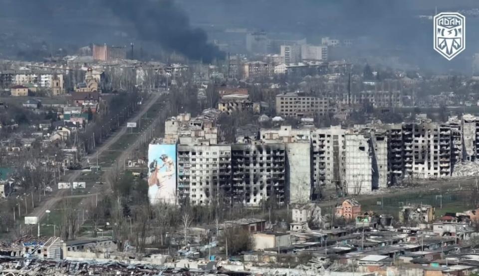 巴赫穆特在俄軍的襲擊下，大部分地區淪為廢墟。圖為從高處俯拍巴赫穆特。   圖：翻攝Adamtactic臉書
