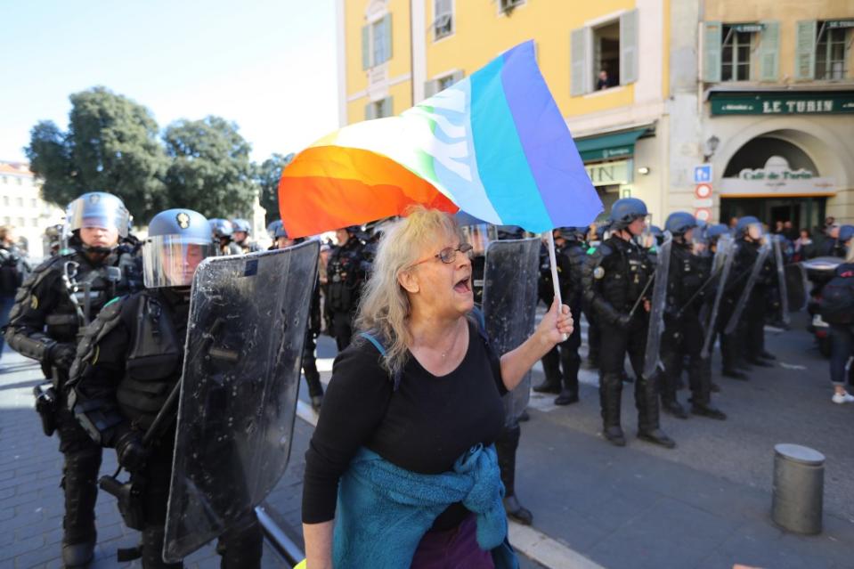 Le samedi suivant est marqué par un regain de mobilisation, un peu partout en France. Notamment à Nice, où une militante de 73 ans, Geneviève Legay, est grièvement blessée lors d’une charge de la police. Trois mois plus tard, un rapport émanant de la gendarmerie mettra en cause la police et la violence disproportionnée des opérations de maintien de l’ordre menées ce jour-là aux abords de la place Garibaldi.