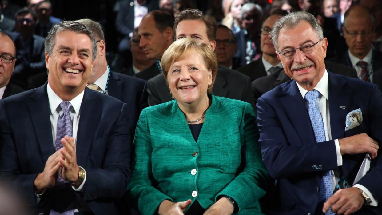 Roberto Azevedo (l-r), WTO-Generaldirektor, Bundeskanzlerin Merkel und Dieter Kempf, BDI-Präsident, nehmen am Tag der Deutschen Industrie teil. Foto: Wolfgang Kumm