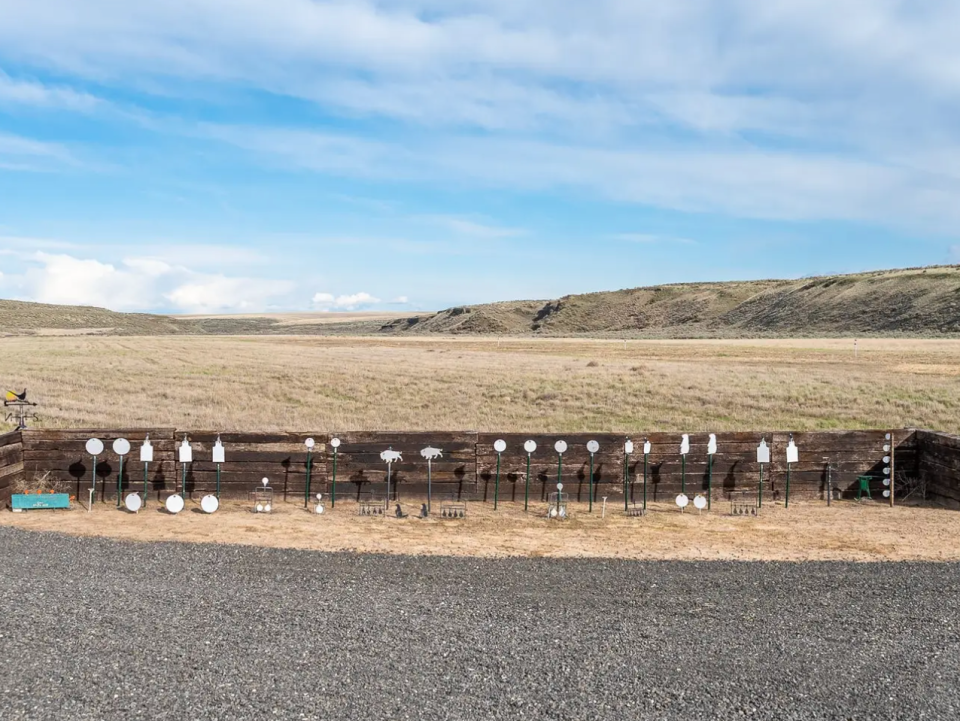 Ein Schießplatz auf dem Grundstück. - Copyright: Moses Lake Realty Group