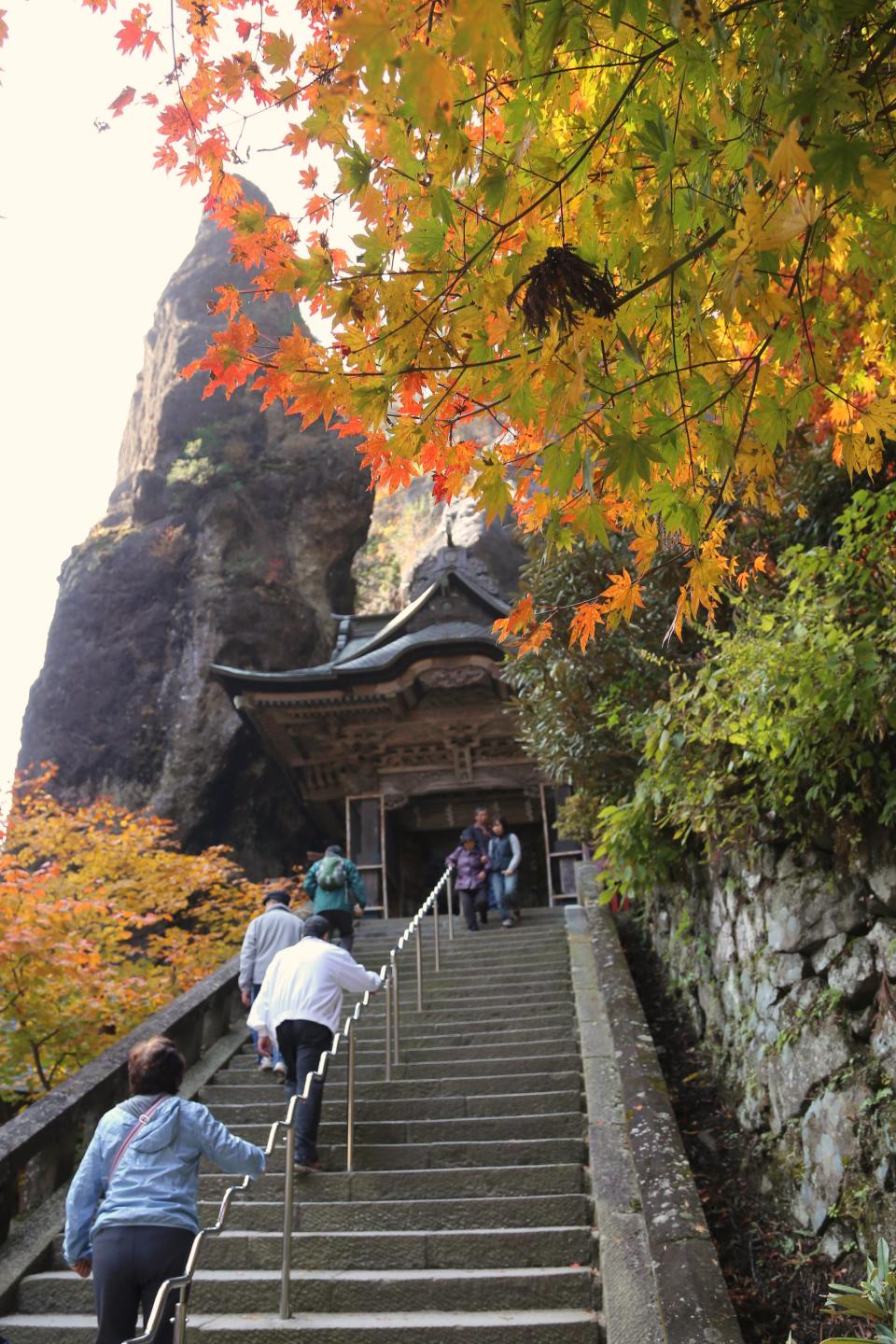 座落在榛名山上的榛名神社，在秋天被紅葉包圍。