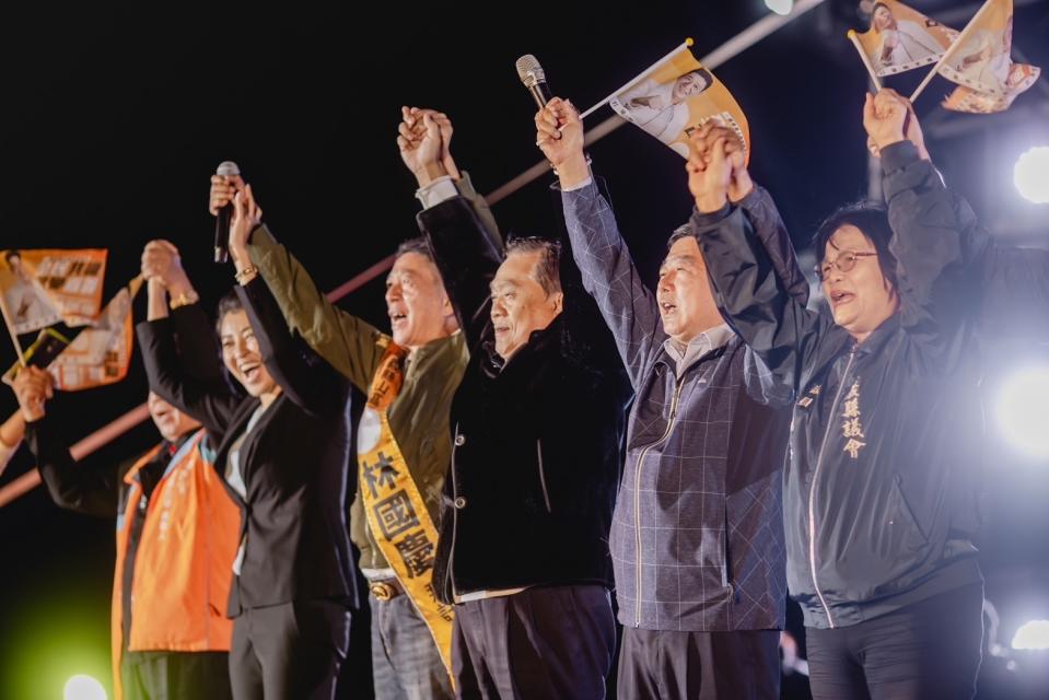 許淑華和其他藍營政治人物一起牽起林國慶的手大喊凍蒜。（圖/林國慶提供）