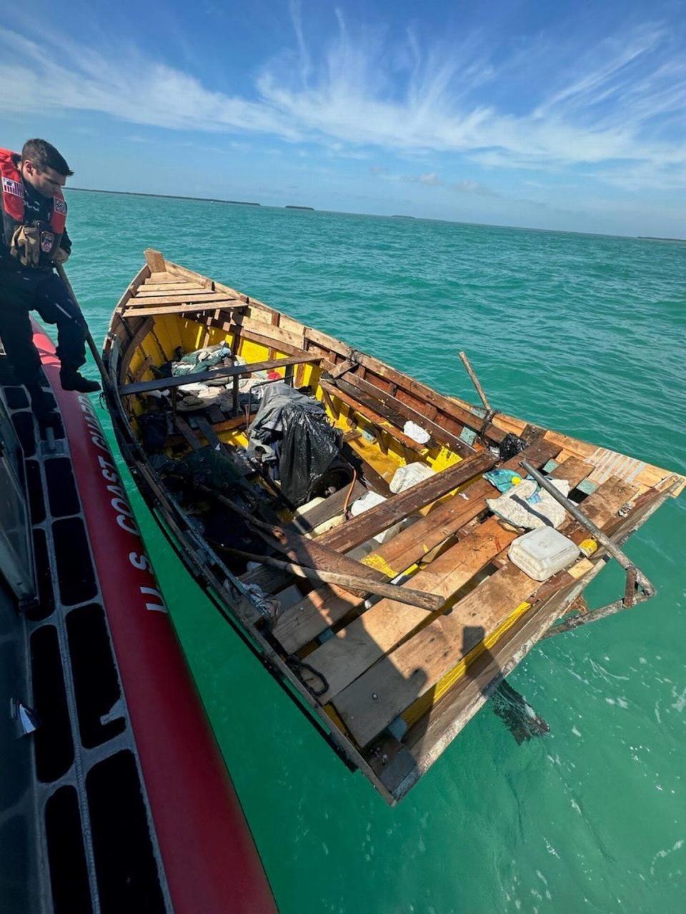 Los migrantes viajaban en una precaria embarcación cuando fueron interceptados por guardacostas de EEUU.