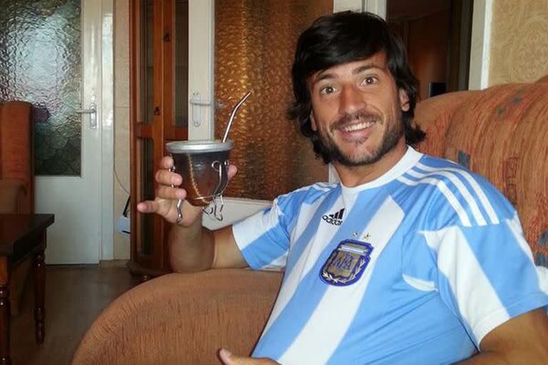 Un mate y la camiseta argentina, dos infaltables en la valija de Nicolás Abot