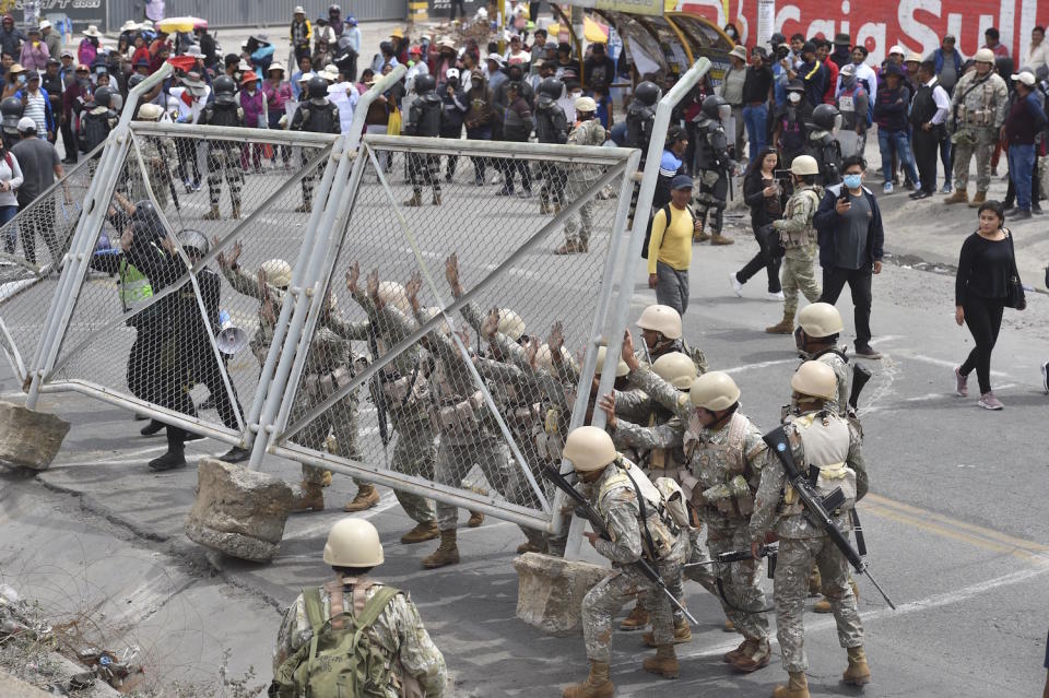 秘魯抗議示威持續數週，政府派出的安全部隊與示威者爆發衝突，圖為士兵清除抗議民眾設置的路障。   圖：達志影像／美聯社