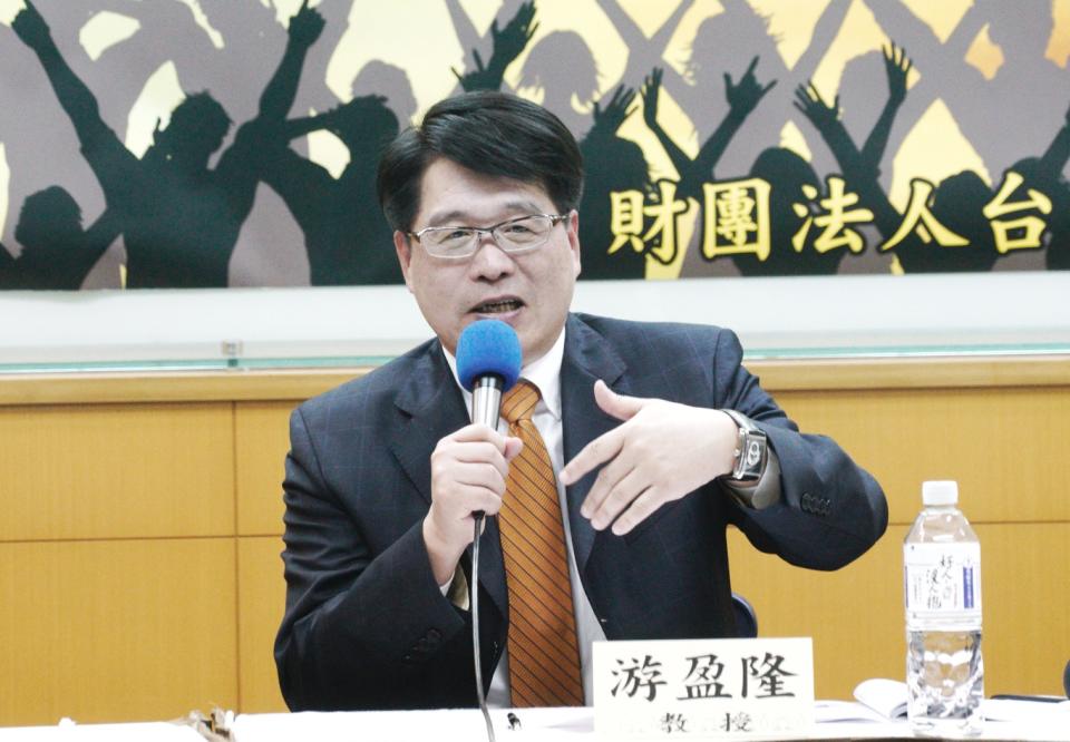 台灣民意基金會董事長游盈隆主持民調記者會。   圖：張良一/攝