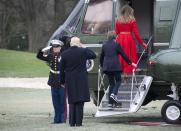 <p>Kurz bevor Donald Trump seinen Diensthubschrauber besteigt, salutiert er einem Marineoffizier. (Bild: AP Images)</p>