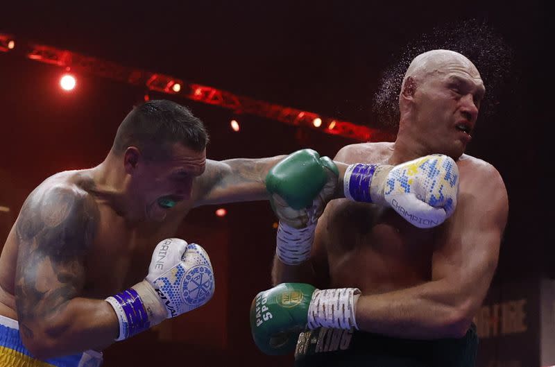 Oleksandr Usyk en acción ante Tyson Fury, en el Kingdom Arena, Riad, Arabia Saudita