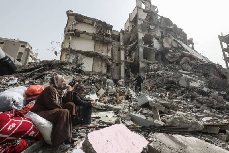 Palestinians inspect the damage to a building in the Nuseirat refugee Camp after withdrawal of Israel Defence Forces (IDF). Omar Naaman/dpa