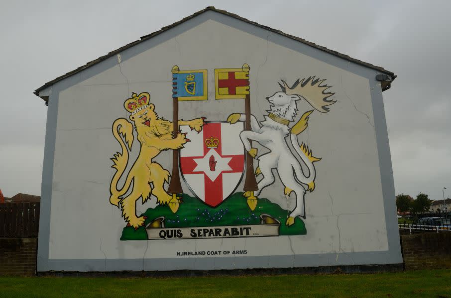 One of the murals depicts The Coat of Arms that represents the town status given to Belfast by King James 1 in 1613. It is probably one of the few murals that has no reference to the troubled history of the town.