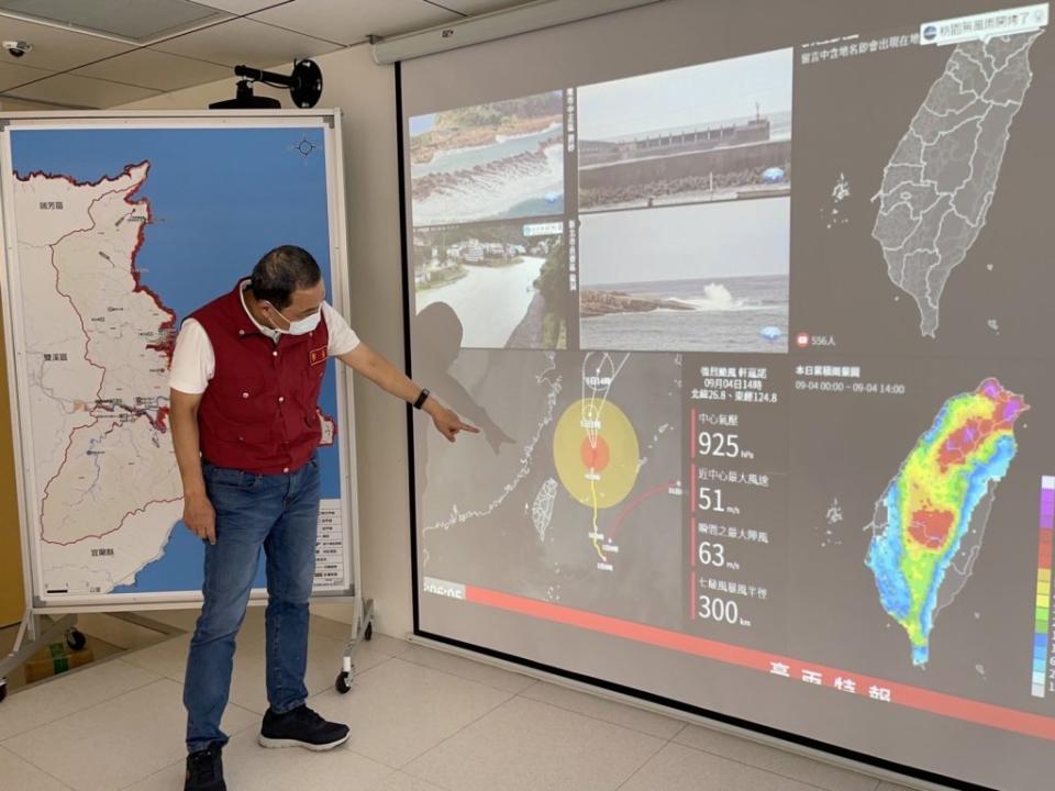 侯友宜四日下午前往瑞芳區、貢寮區了解颱風善後復原情形。（新北市新聞局提供）