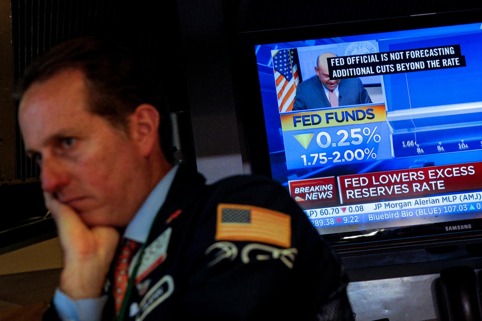 A screen displays the U.S. Federal Reserve interest rates announcement as traders work on the floor of the New York Stock Exchange (NYSE) in New York, U.S., September 18, 2019. REUTERS/Brendan McDermid