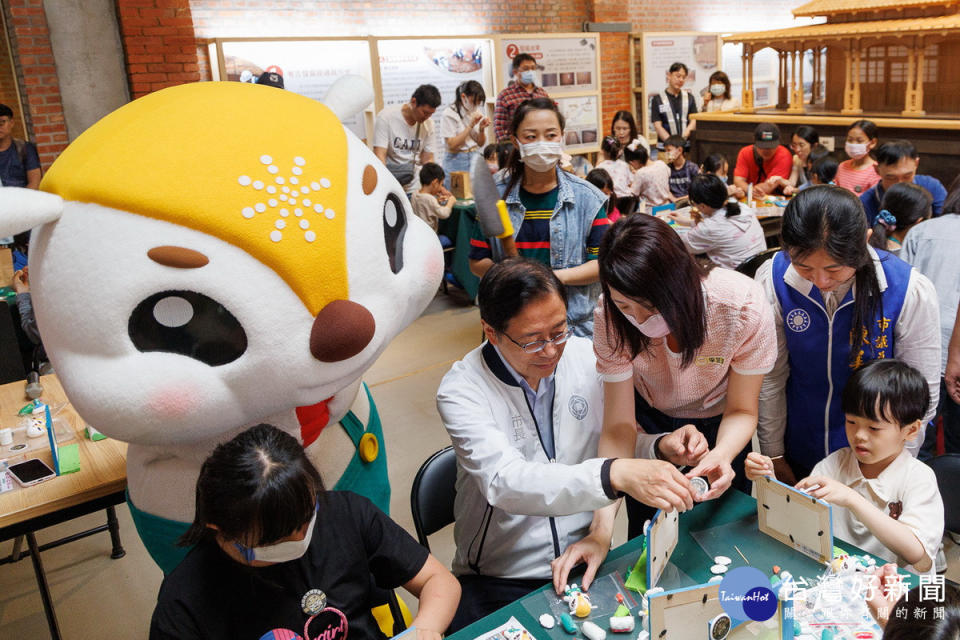 桃園軌道願景館舉辦「童趣捏黏土：我的桃園捷運go~」活動，桃園市長與小朋友們同樂 。