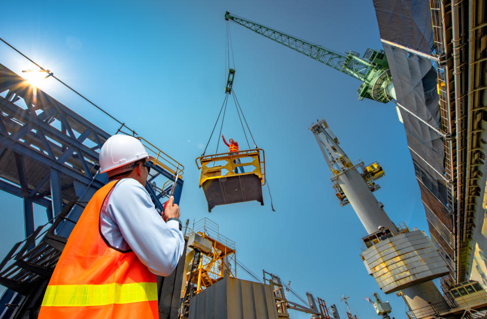 foreman, supervisor, worker, loading master in works at job site, control to the teamwork by walkie talkie radio for job done in the same direction, working at risk and high level of insurance"n