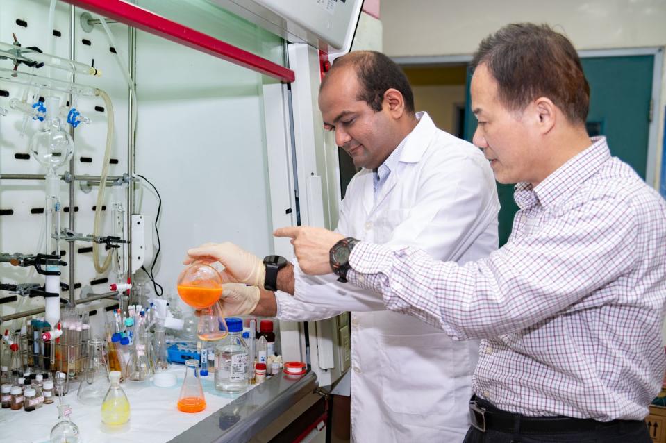 清華特聘教授黃國柱（右）與博士後研究員魏珀以光化學反應處理持久性有機污染物。（清華大學提供）
