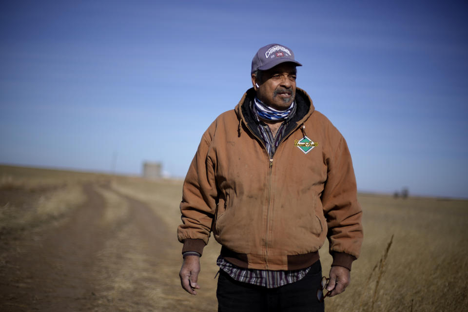 Rod Bradshaw recorre sus tierras cerca de Jetmore, Kansas, el 13 de enero del 2021. Bradwhaw es la excepción, no la regla. Uno de los pocos agricultores de raza negra que quedan en EEUU. (AP Photo/Charlie Riedel)