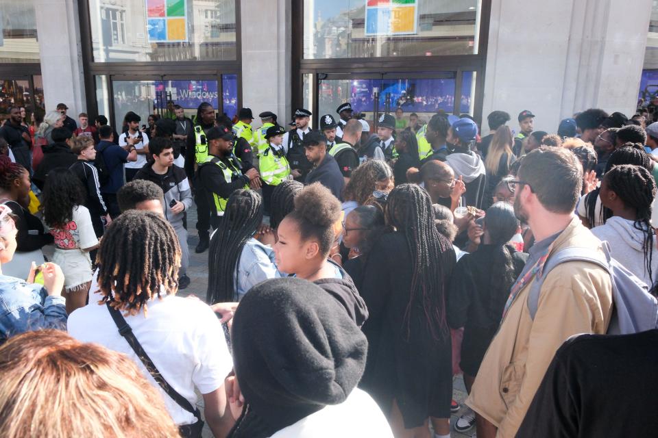 Oxford Street, London, UK. 9th Aug 2023. Police and large groups of young people in Oxford Circus hours after the mass TikTok crime was due to take place. Credit: Matthew Chattle/Alamy Live News