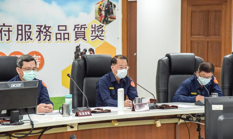 高雄市近來槍案頻傳，警察局長黃明昭（中）祭出「涉槍就聲押」雷厲風行策略。（翻攝臉書）