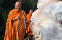 Foto de archivo de Phra Maha Pranom Dhammalangkaro recolectando plástico donado en la comunidad de Bang Krachao, al sur de Bangkok