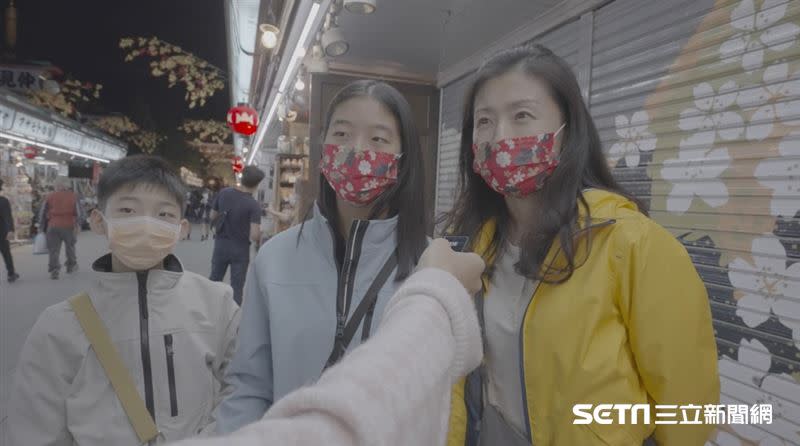 來自台灣的觀光客Ivy一家人，談及睽違2、3年旅日以及第一次帶孩子們到東京玩，覺得很興奮，但也感受到不少店家受疫情影響。（圖／記者羅正輝攝）