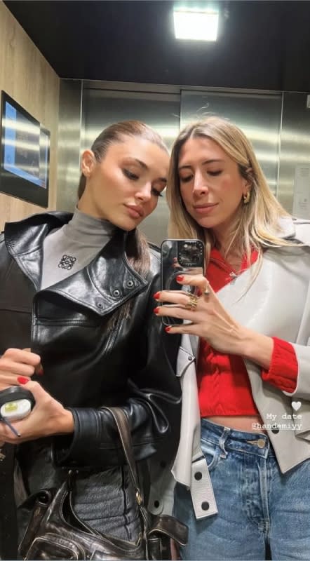 Hande Erçel junto a su amiga Cansin Denizer a su llegada a Madrid