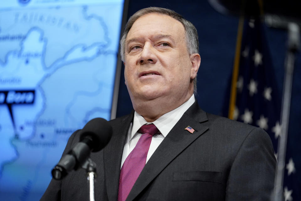 El secretario de Estado norteamericano Mike Pompeo habla en el National Press Club en Washington, el martes, 12 de enero del 2021. Mike Pompeo acusó a Irán de lazos secretos con la red al-Qaida e impuso nuevas sanciones contra varios altos funcionarios iraníes. (AP Foto/Andrew Harnik, Pool)