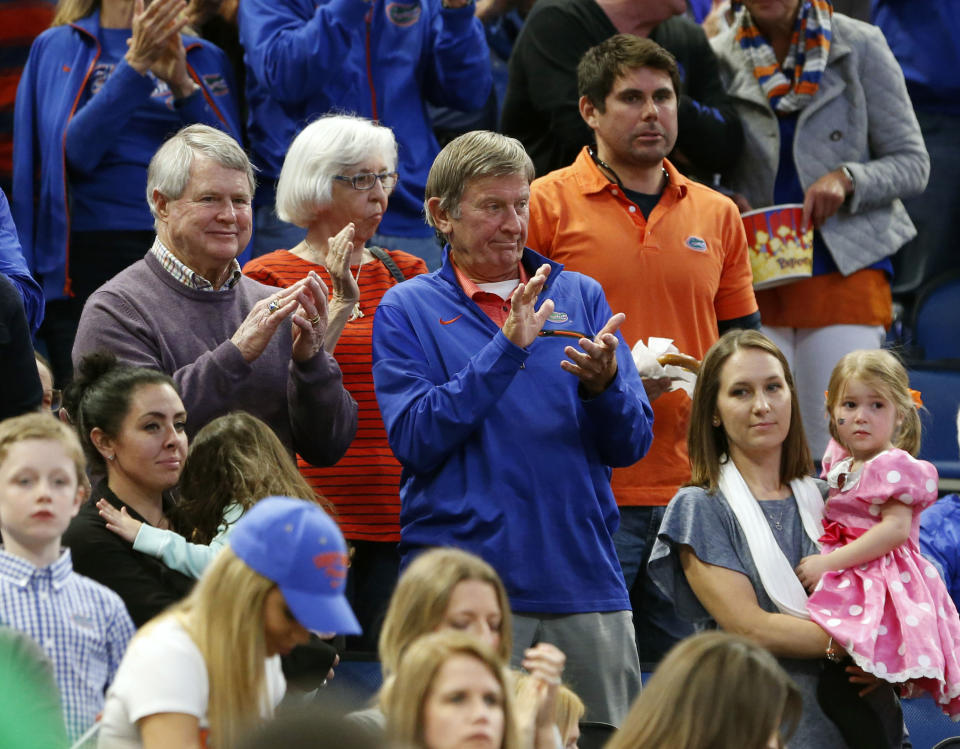 Former Florida football coach Steve Spurrier, center claps during team introductions before the start of a game between Florida and East Tennessee State in the first round of the NCAA college basketball tournament, Thursday, March 16, 2017 in Orlando, Fla. (AP Photo/Wilfredo Lee)