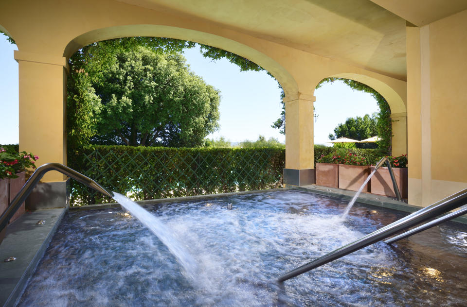 The vitality pool with five different pressure stations Photo: Castello del Nero