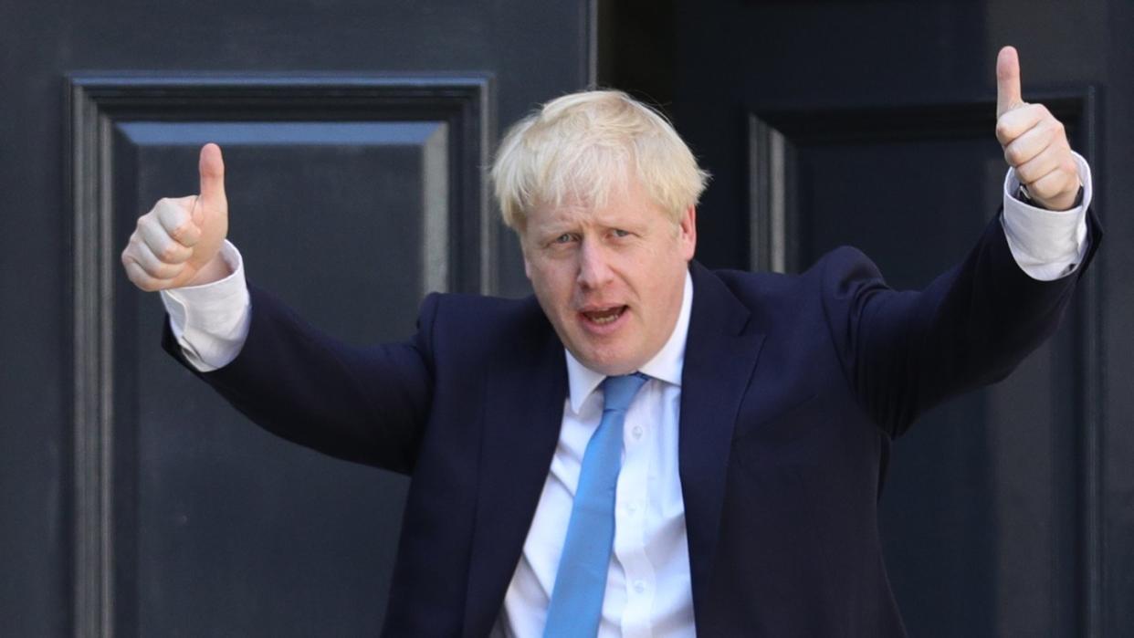 Boris Johnson kommt mit erhobenen Daumen am Hauptsitz der Konservativen Partei an. Foto: Aaron Chown/PA Wire