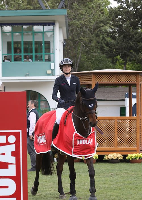 Sophie Hinners ganadora del Trofeo ¡Hola! junto a Kanturo