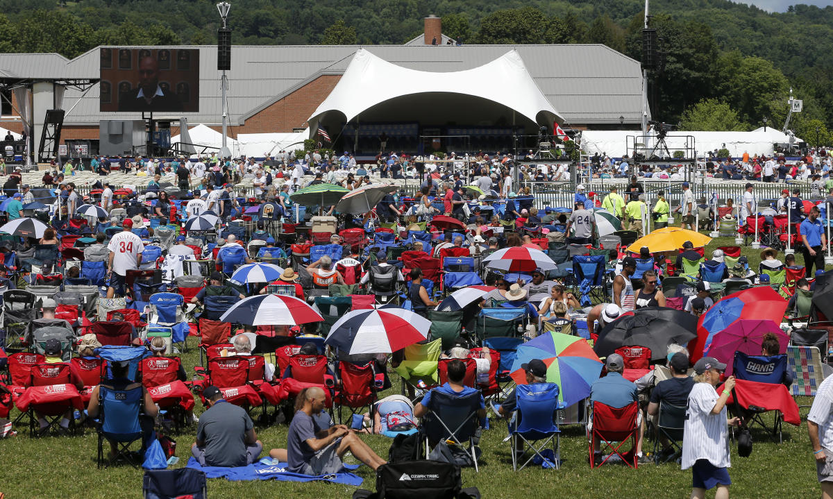 Mussina thanks friends, family and teammates in Hall of Fame speech