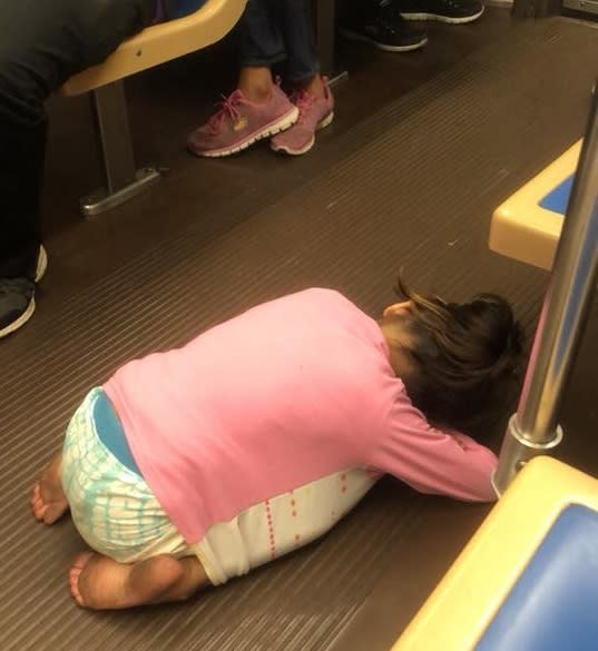 Una pequeña niña duerme en el suelo de un vagón del metro de Chicago, parte de una familia de ocho personas desamparadas que pasan la noche en trenes y estaciones en esa ciudad. (Facebook/Alexis Aguilar)