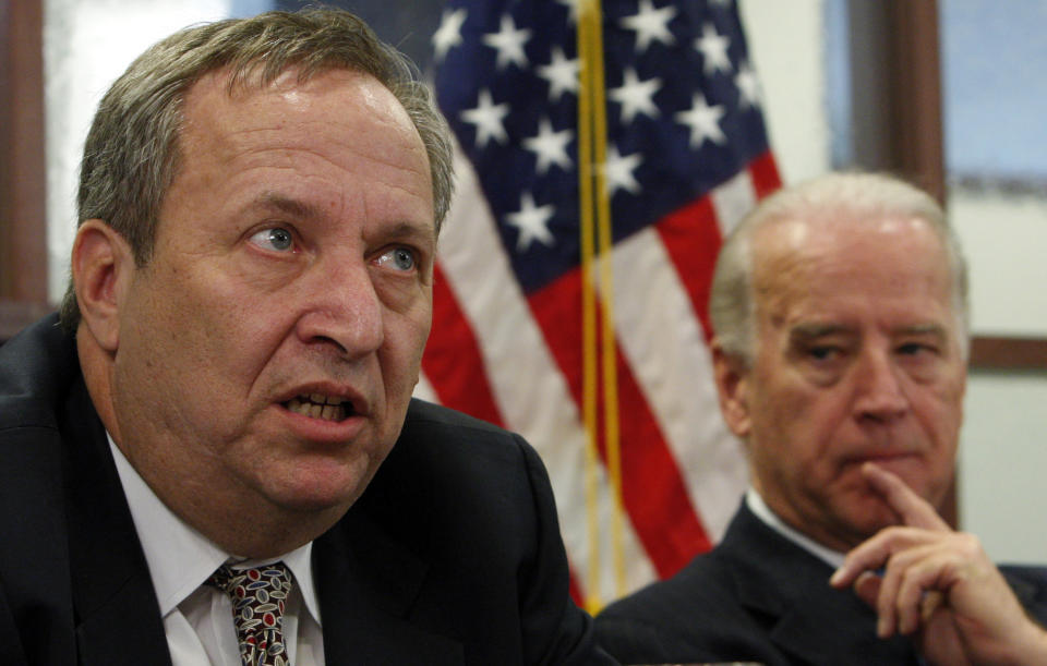 U.S. Vice President-elect Joe Biden (R) listens to the Director of the National Economic Council Larry Summers during a briefing on economic developments and the upcoming economic recovery package in Washington, December 23, 2008.  REUTERS/Jim Young (UNITED STATES)