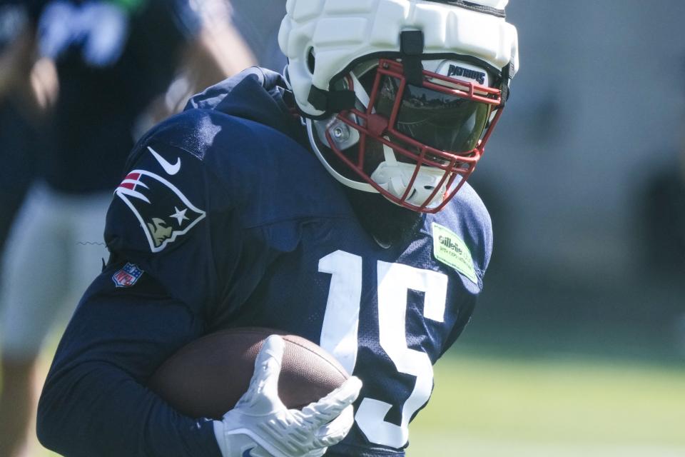 New England Patriots' Ezekiel Elliott runs a drill during practice for NFL football training camp Wednesday, Aug. 16, 2023, in Green Bay, Wis. (AP Photo/Morry Gash)