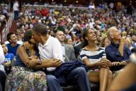 <p>Als sie bei einem Basketball-Spiel von der Kiss Cam eingefangen wurden und nachgaben. <i>[Bild: The White House/Pete Souza]</i></p>