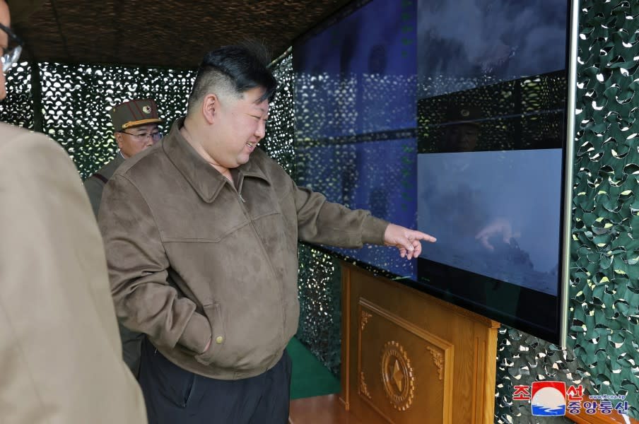 北韓官媒報導領導人金正恩指導北韓的超大型火箭砲演習，稱是一場「核反擊模擬演練」。翻攝KCNA