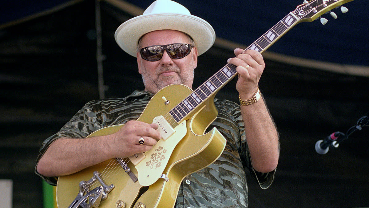  Duke Robillard live with an Epiphjone jazzbox at the New Orleans Jazz & Heritage Festival 1999. 