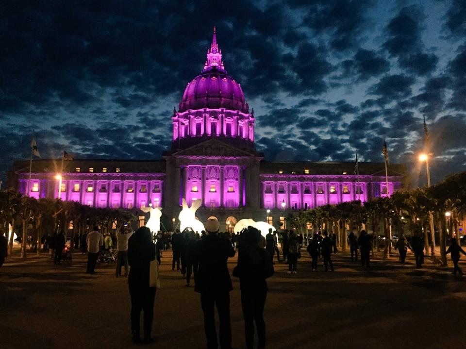 Nach dem Tod von Prince: Die Welt leuchtet in "Purple Rain"