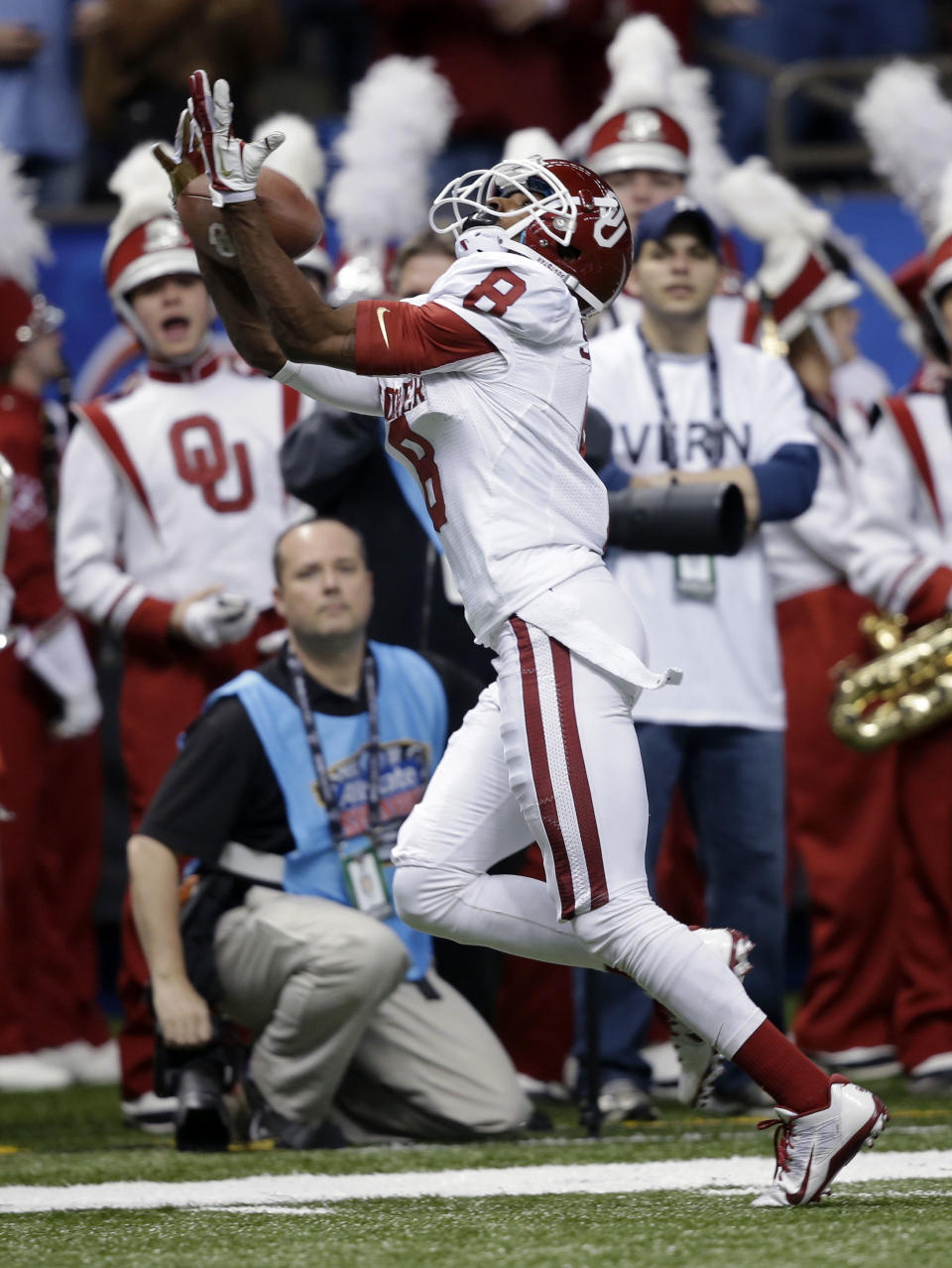 Oklahoma wide receiver Jalen Saunders pulls in a touchdown reception during the first half against Alabama in the Sugar Bowl NCAA college football game, Thursday, Jan. 2, 2014, in New Orleans. (AP Photo/Patrick Semansky)