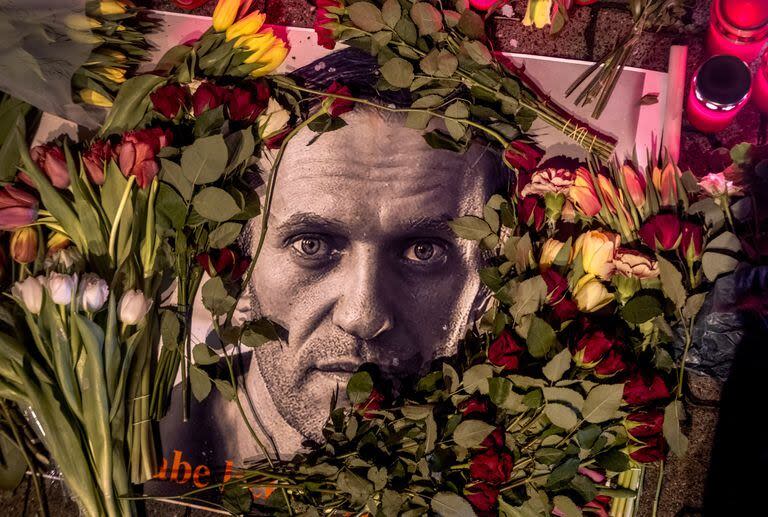 Flores y una fotografía del líder de la oposición rusa Alexei Navalny cerca del consulado ruso en Frankfurt, Alemania, el sábado 17 de febrero de 2024. (Foto AP/Michael Probst)