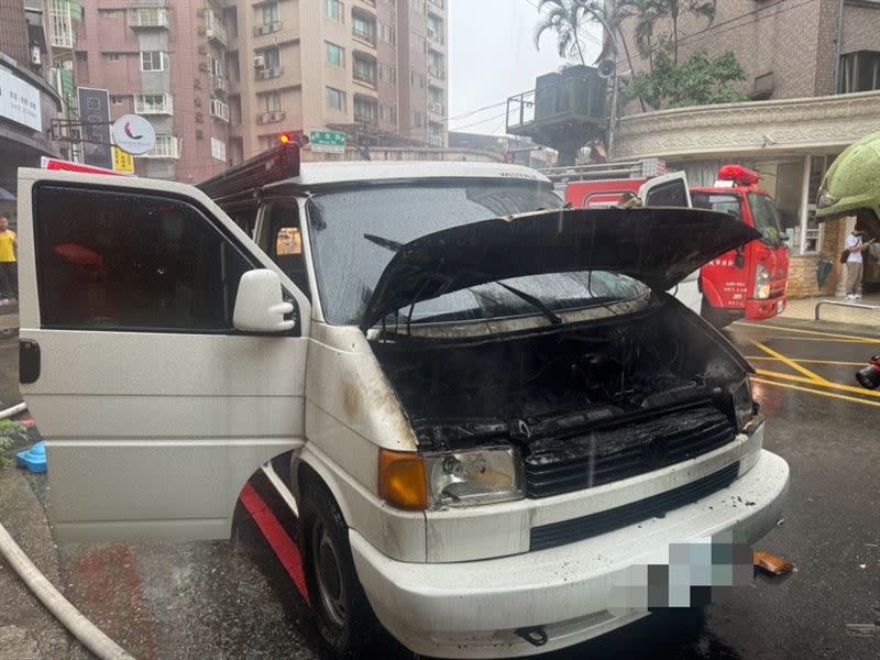 精心改裝的露營車車頭引擎部分燒毀成焦黑狀。（圖／翻攝畫面）