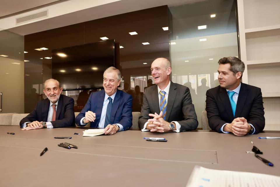 José Castellanos, Enerfin CEO, Rafael Martín de Bustamante, Elecnor CEO, Andrew Smith, SVP Head of Corporate Transactions Statkraft, and José Miguel Ferrer, director general of Statkraft Spain at the signing in Madrid.