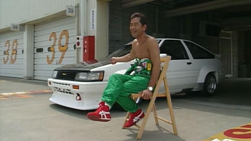 Keiichi Tsuchiya junto a su Hachi Roku Trueno 86