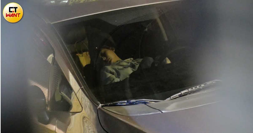本刊曾直擊粿粿在車上犯睏睡覺，孕婦體質藏不住。（圖／本刊攝影組）