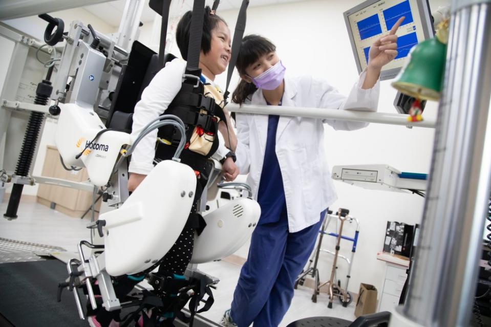 下肢外骨骼機器人操作時需要專業治療師全程陪同，如何帶領、激勵孩子、調整參數等，都會影響成效。曾千倚攝