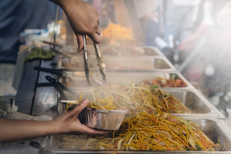 泰國一家日式餐廳舉辦無限時吃到飽活動，沒想到一名常客竟吃超過10小時，讓人感到傻眼。（示意圖，pixabay）