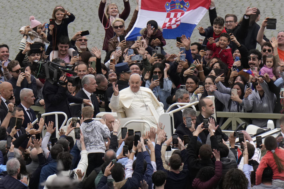 El papa Francisco saluda a los fieles tras celebrar la misa de Pascua en la plaza de San Pedro, el domingo 31 de marzo de 2024, en el Vaticano. (AP Foto/Alessandra Tarantino)