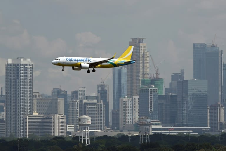 Un Airbus A320 de la compagnie aérienne Cebu Pacific se prépare à atterrir à l'aéroport international Ninoy Aquino de Manille. Photo prise le 19 août 2023 (Ted ALJIBE)